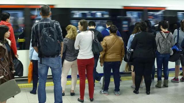 Personas esperando para subirse al Metro de Madrid.