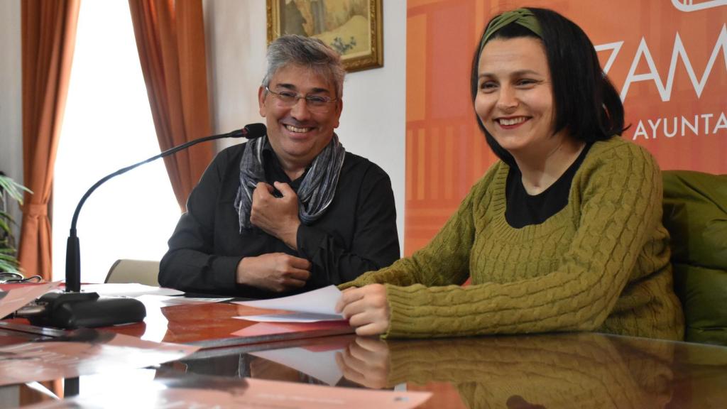 María Eugenia Cabezas, concejala de Cultura de Zamora, y Arsenio Dacosta, organizador del ciclo de conferencias sobre Margarita Ferrera