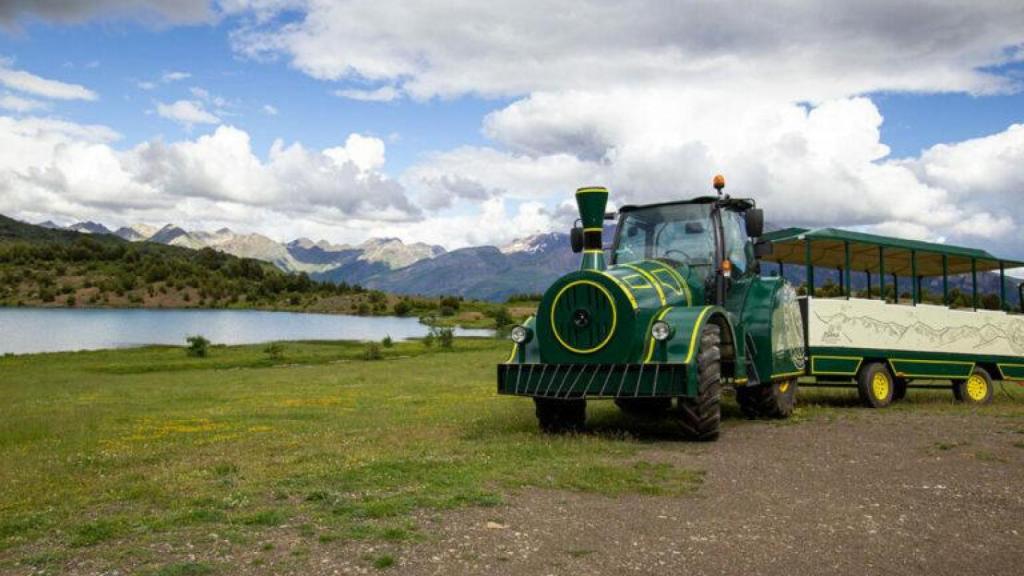 Un tren en el ibón de las Paules.