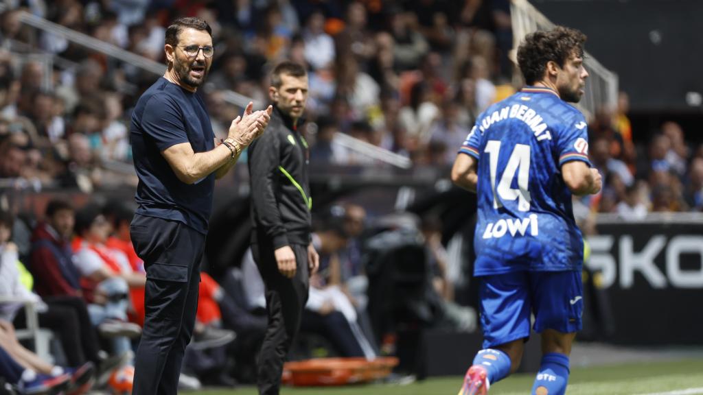 El entrenador del Getafe, José Bordalás, anima a sus jugadores.