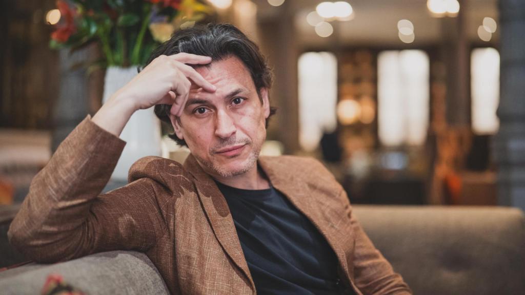 El director de cine y escritor Rodrigo Cortés durante la entrevista con EL ESPAÑOL.