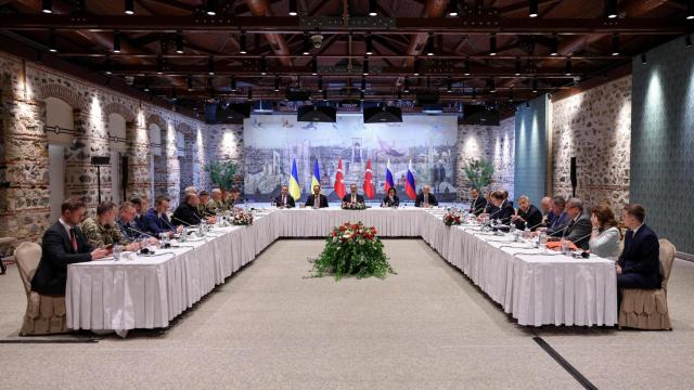 Los delegados de Ucrania y Rusia, reunidos en Estambul.