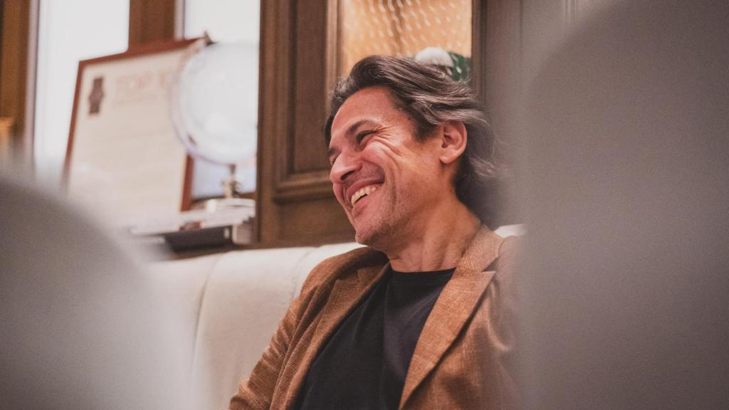 Rodrigo Cortés sonríe durante la entrevista con EL ESPAÑOL.