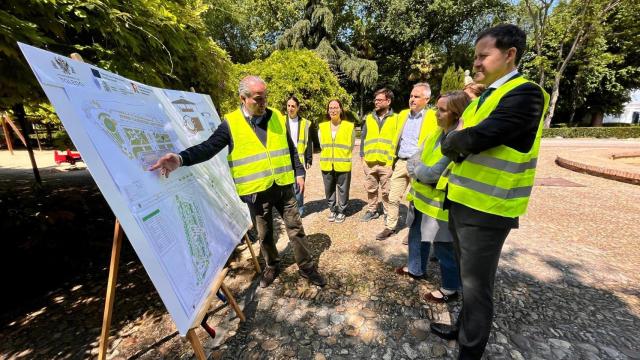Velázquez ha visitado las obras de remodelación del Parque de la Vega.