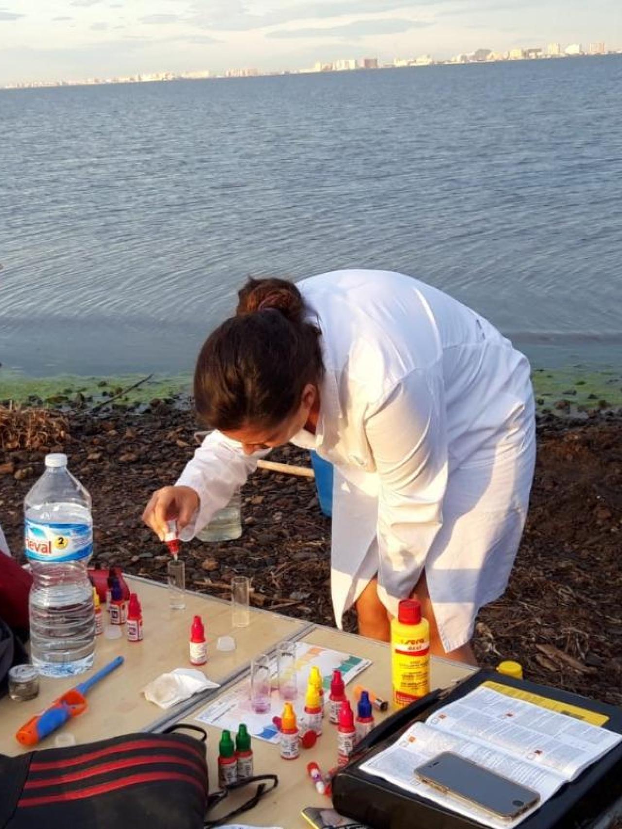 Rocío García, realizando experimentos con el agua del Mar Menor.