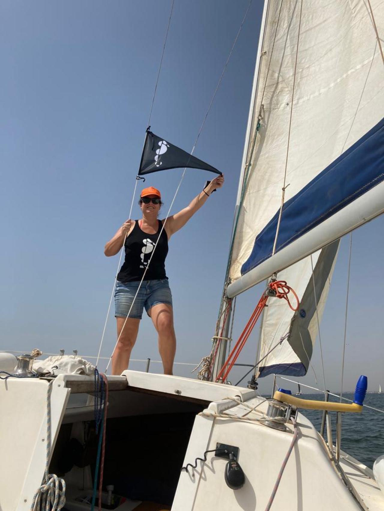 La ingeniera Rocío García, en un barco, navegando por el Mar Menor.