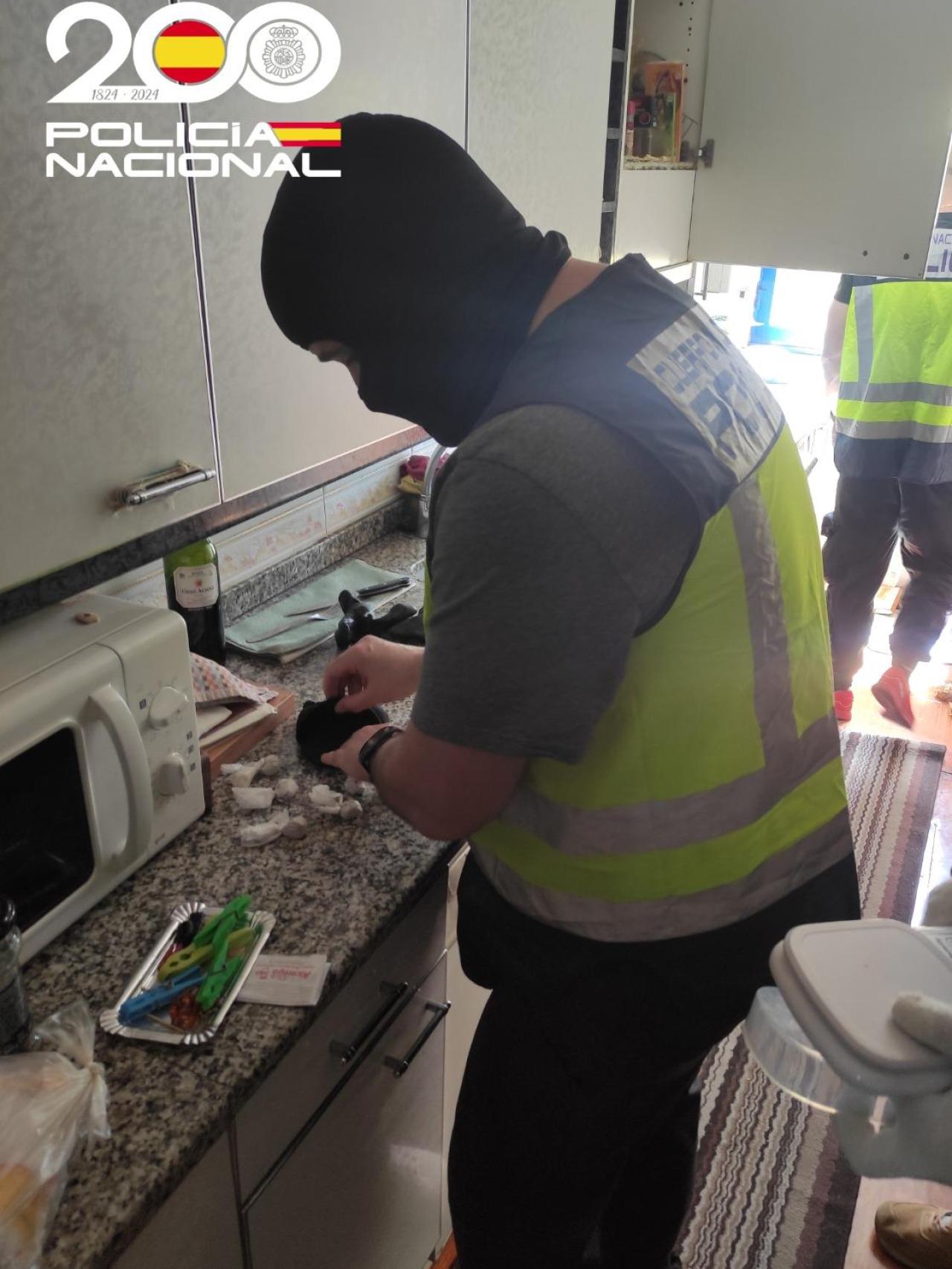 Uno de los agentes contabiliza la heroína incautada en un piso de Burgos