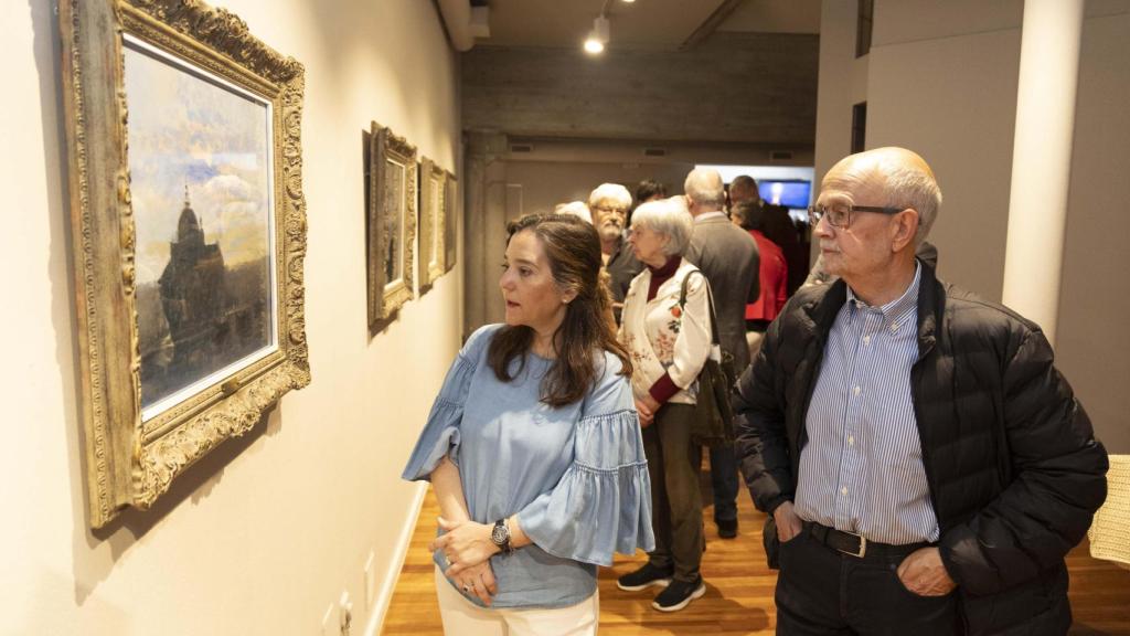 La alcaldesa de A Coruña, Inés Rey, supervisa la muestra.