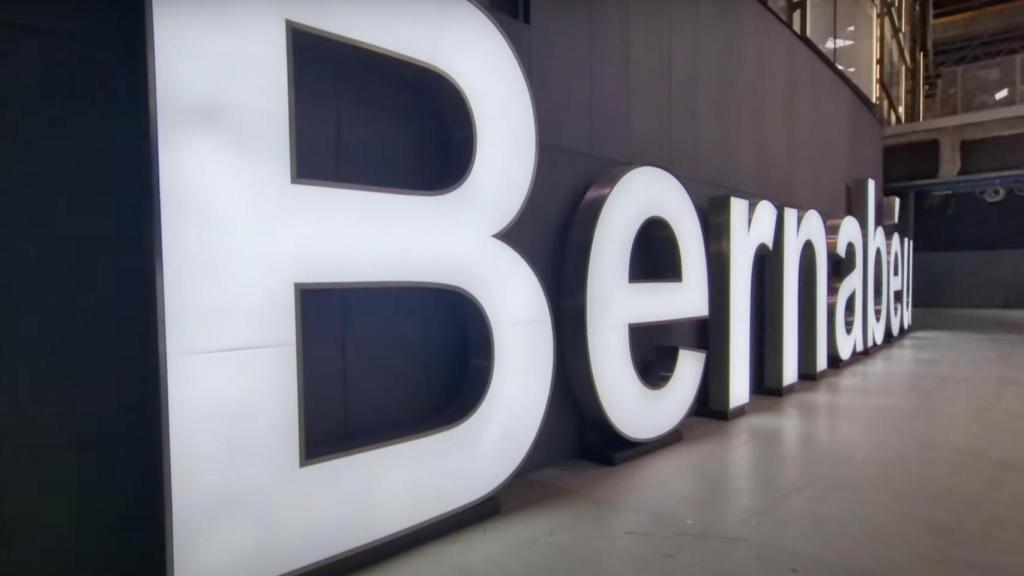 Letras gigantes en el interior del lateral este del Santiago Bernabéu Foto: Jesús Ramírez