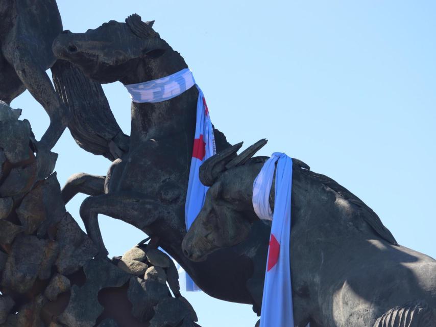 Los caballos de Plaza América, engalonados con los colores del Celta