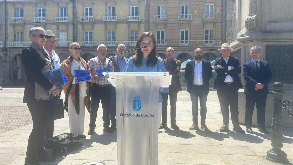 Melodía de panderetas en María Pita en A Coruña por las cantareiras de las Letras Galegas