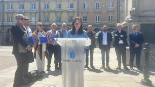 Melodía de panderetas en María Pita en A Coruña por las cantareiras de las Letras Galegas