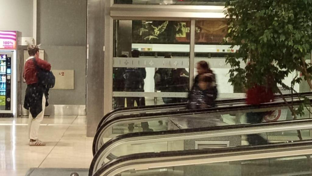 Uno de los controles de acceso al aeropuerto de Aena a la salida del Metro.