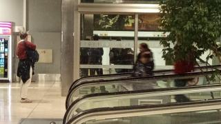 Uno de los controles de acceso al aeropuerto de Aena a la salida del Metro.