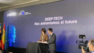 Firma del acuerdo entre la ministra de Ciencia, Innovación y Universidades, Diana Morant, y Pablo Millán, Head of Division y Mandate Origination and Relationship Management del Fondo Europeo de Inversiones (FEI).