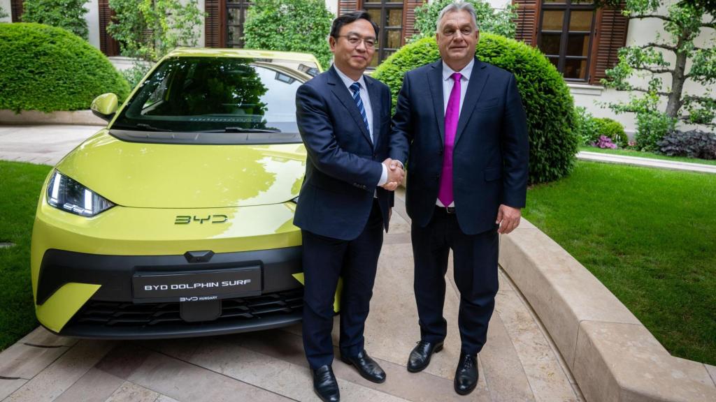Wang Changfu, presidente y director general de BYD, y Viktor Orbán, primer ministro de Hungría