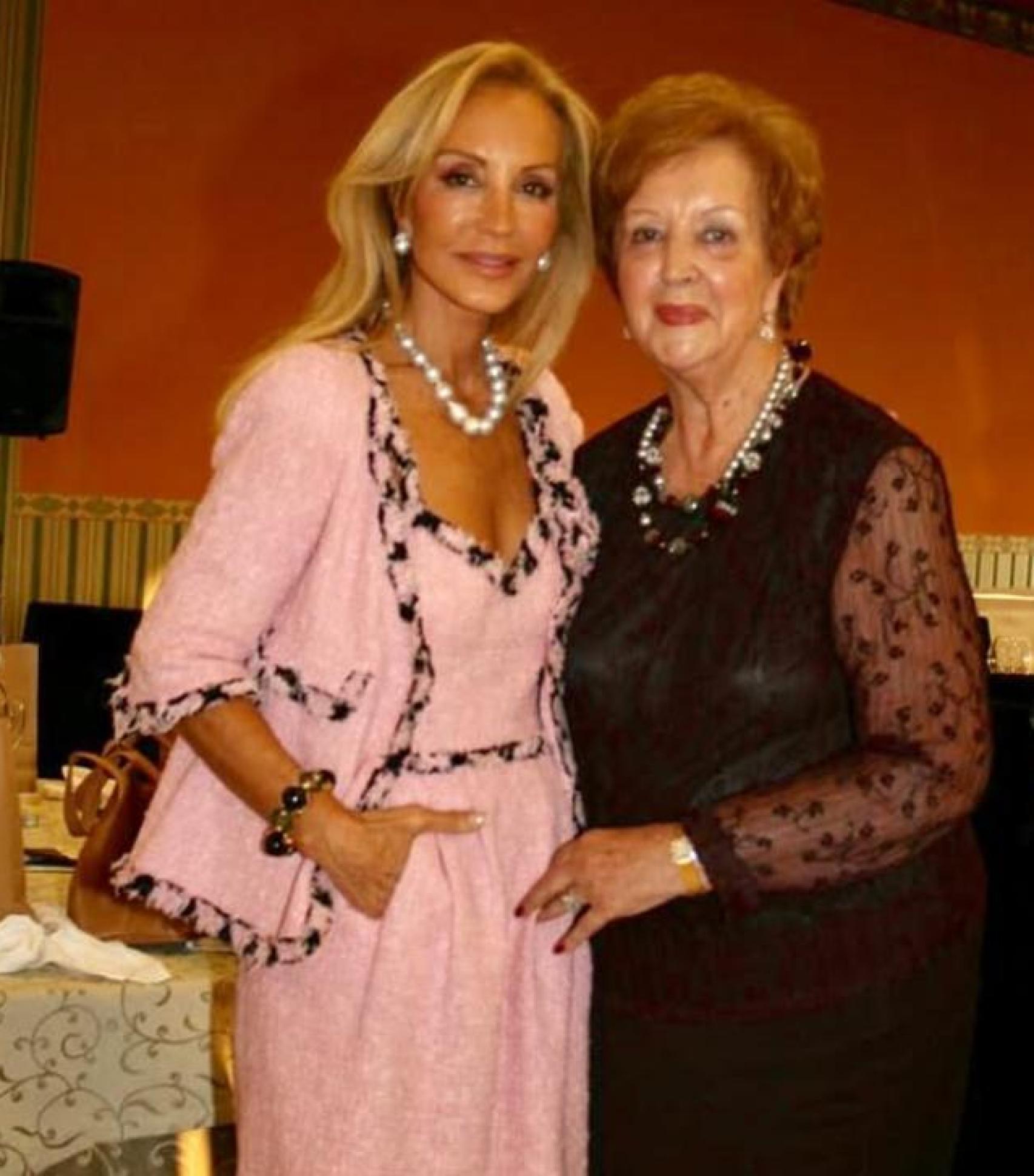 Carmen Lomana con su madre en una imagen publicada en redes sociales