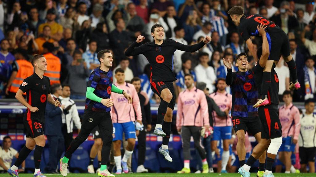 Los jugadores del Barça celebran la victoria ante el Espanyol.