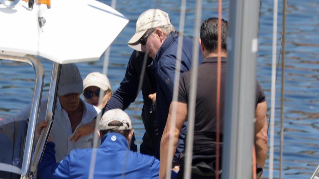 El rey Juan Carlos embarcando en el puerto deportivo, a 16 de mayo de 2025, en Sanxenxo (España)