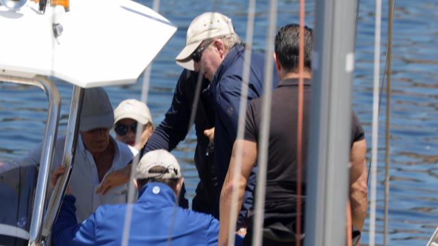 El rey Juan Carlos embarcando en el puerto deportivo, a 16 de mayo de 2025, en Sanxenxo (España)