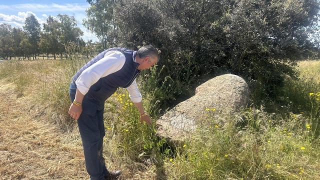El concejal de Entorno Rural del Ayuntamiento de Talavera de la Reina, Gerardo Sánchez, junto al menhir derribado en Gamonal.