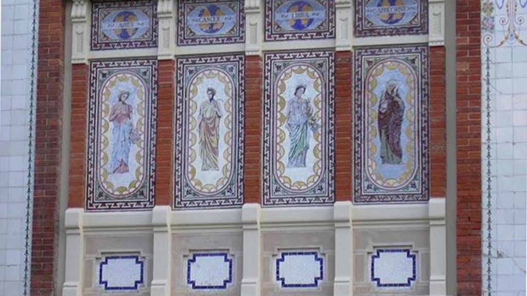 Los cuatro signos zodiacales, en la fachada del edificio.