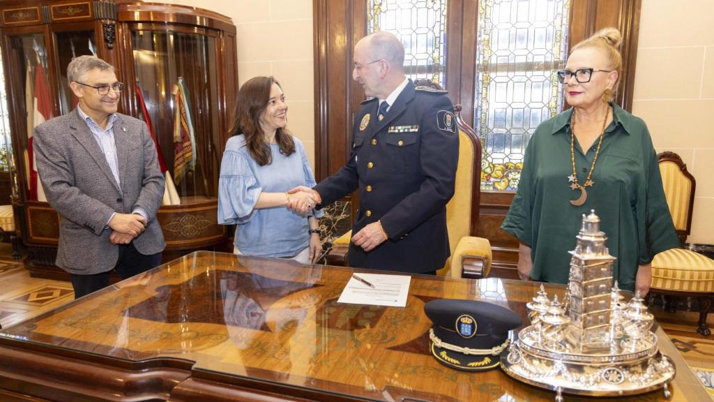 José Manuel Rico, de uniforme, saludado por la alcaldesa de A Coruña al tomar cargo como jefe de la Policía Local.