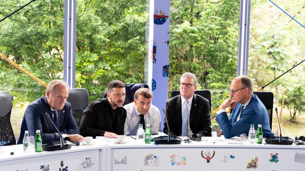 El primer ministro polaco, Donald Tusk junto a Volodímir Zelenski, Keir Starmer, Emmanuel Macron y Friedrich Merz hablan por teléfono con Donald Trump durante la Cumbre de la Comunidad Política Europea este viernes en Tirana (Albania).