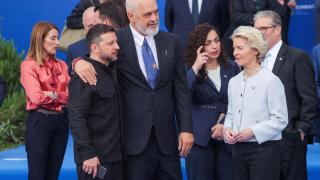 El primer ministro de Albania, Edi Rama, el presidente ucraniano, Volodymyr Zelenskiy, el primer ministro británico, Keir Starmer, la presidenta de la Comisión Europea, Ursula von der Leyen, este viernes en Tirana (Albania).