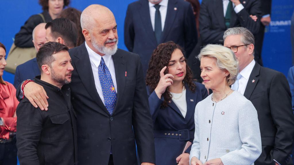 El primer ministro de Albania, Edi Rama, el presidente ucraniano, Volodymyr Zelenskiy, el primer ministro británico, Keir Starmer, la presidenta de la Comisión Europea, Ursula von der Leyen, este viernes en Tirana (Albania).