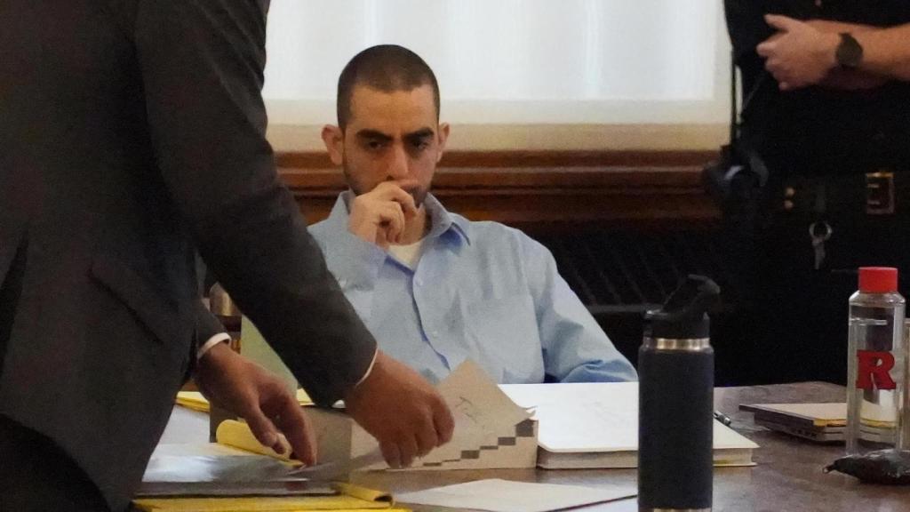 Hadi Matar, quien intentó asesinar al escritor Salman Rushdie, durante el juicio en su contra en Chautauqua, al noroeste del estado de Nueva York (Estados Unidos).