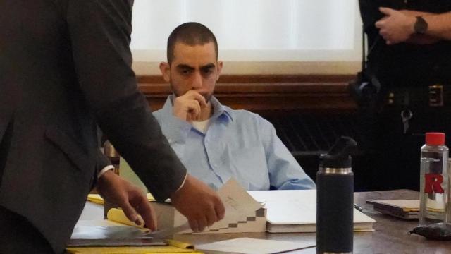 Hadi Matar, quien intentó asesinar al escritor Salman Rushdie, durante el juicio en su contra en Chautauqua, al noroeste del estado de Nueva York (Estados Unidos).