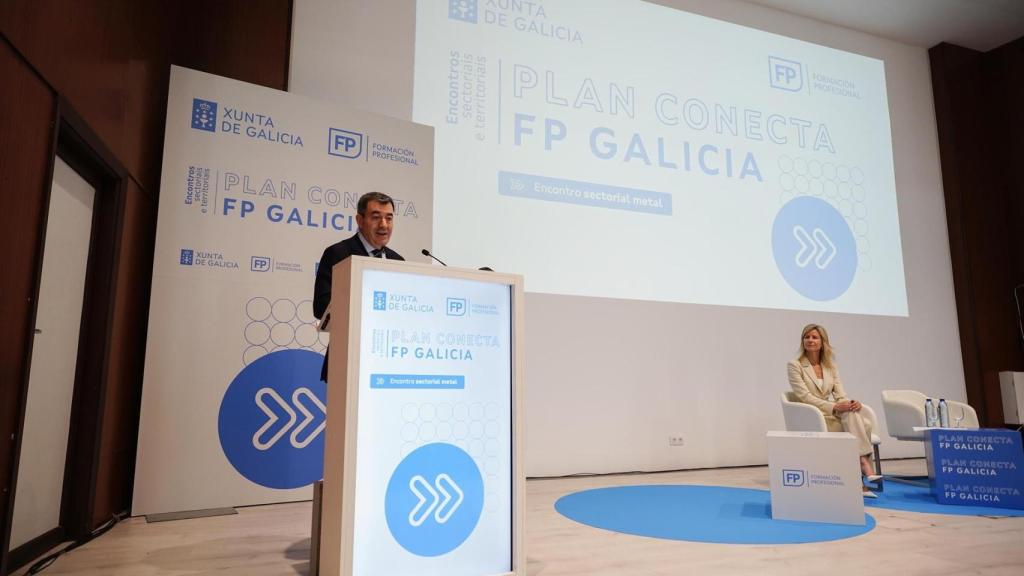El conselleiro de Educación, Ciencia, Universidades e FP, Román Rodríguez, en un encuentro con empresas del Metal, en el marco del Plan Conecta FP, en el CIFP Valentín Paz Andrade de Vigo