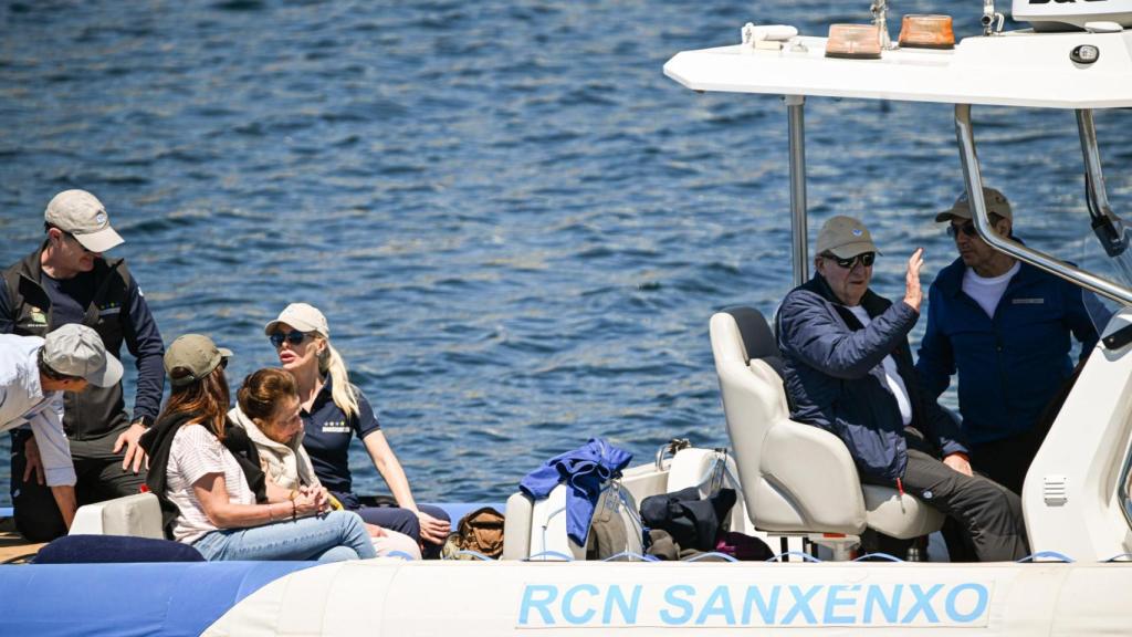 Juan Carlos I sale a navegar, entre otros, con su hermana, Margarita.