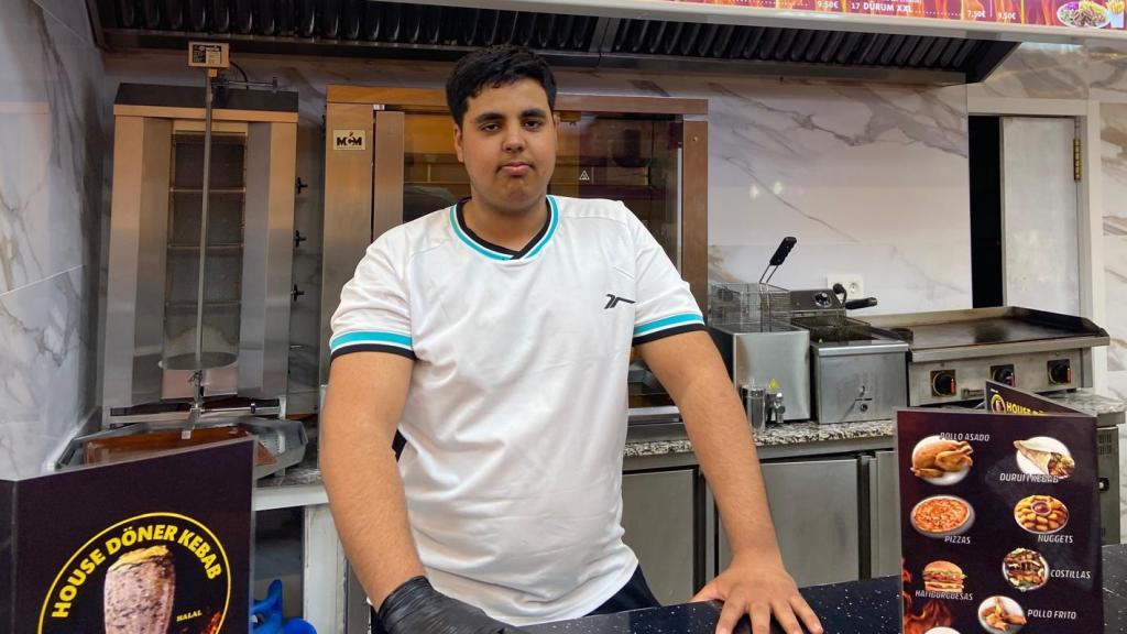 Shazaf en su establecimiento.