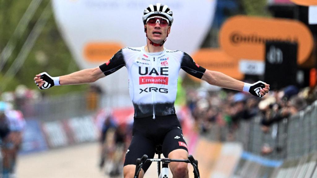 Juan Ayuso celebra la victoria en la séptima etapa del Giro de Italia.