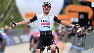 Juan Ayuso celebra la victoria en la séptima etapa del Giro de Italia.