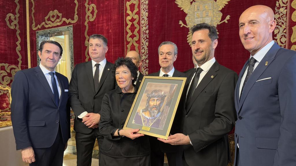 Acto institucional en la Embajada de España ante la Santa Sede, donde se hizo entrega de una imagen conmemorativa del Nazareno de León con motivo del Jubileo de las Cofradías 2025.