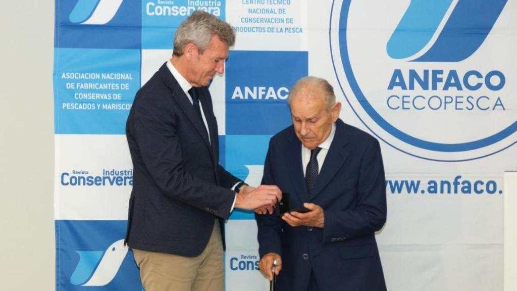El gallego Severino Escurís recibe la medalla de Anfaco a la trayectoria empresarial.