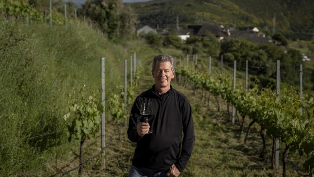 Hobbs, de origen estadounidense pero reconocido como uno de los mejores 'winemakers' del mundo por su presencia en varios países, posa para la cámara de EL ESPAÑOL en las viñas de Alvaredos-Hobbs, el proyecto que codirige en una aldea gallega de seis habitantes.