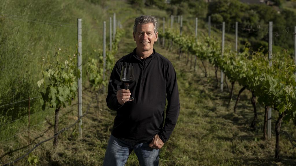 Hobbs, de origen estadounidense pero reconocido como uno de los mejores 'winemakers' del mundo por su presencia en varios países, posa para la cámara de EL ESPAÑOL en las viñas de Alvaredos-Hobbs, el proyecto que codirige en una aldea gallega de seis habitantes.