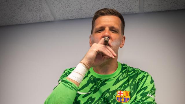 Szczesny fuma un puro en el vestuario del RCDE Stadium tras conquistar el título de Liga.