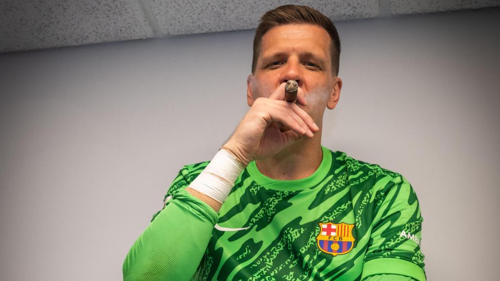 Szczesny fuma un puro en el vestuario del RCDE Stadium tras conquistar el título de Liga.