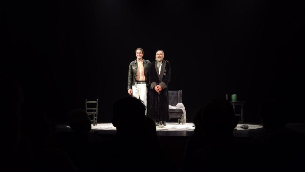 El saludo final de Àngel Fígols y Enric Juezas con 'David', la última obra representada en la Muestra de Teatro.