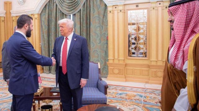 El norteamericano Trump y el sirio Al Sharaa, con el príncipe saudí como anfitrión.