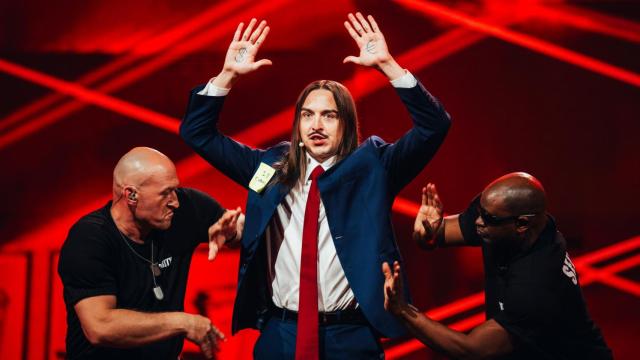 Tommy Cash durante su actuación en la primera semifinal del 69 Festival de Eurovisión en Basilea.