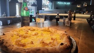 La pizza Cabronara, una de las más populares que cocinan en este local de Alicante.