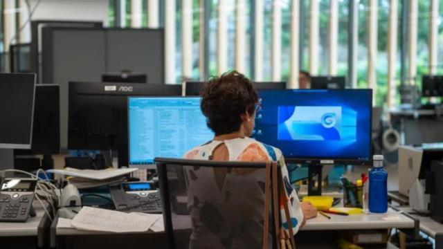 Una funcionaria trabajando en su departamento. EE