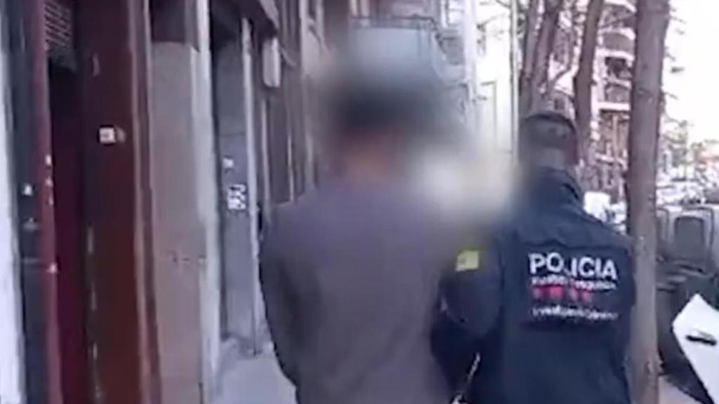 Imagen de la detención del pederasta por parte de los Mossos.