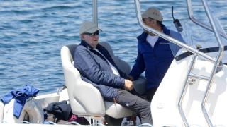 El rey Juan Carlos y Pedro Campos embarcando en el puerto deportivo de Sanxenxo.